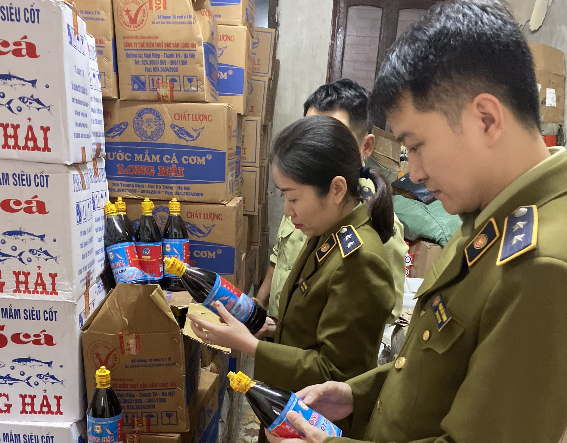 Hon 3.000 chai nuoc mam bi tich thu tai Nghe An la hang gia hinh anh