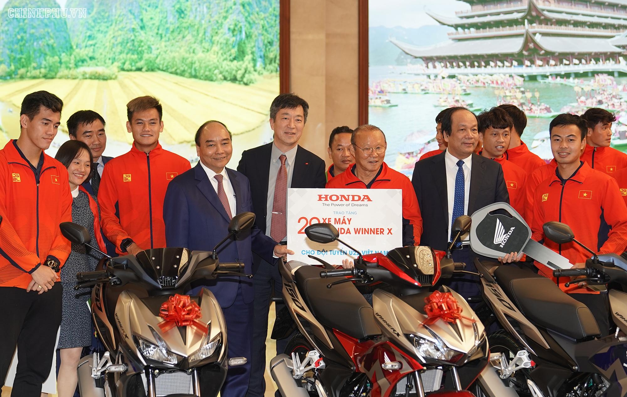 Vingroup tặng thưởng U22 Việt Nam sau tấm huy chương vàng SEA Games ảnh 2 Vingroup tang thuong U22 Viet Nam sau tam huy chuong vang SEA Games anh 2