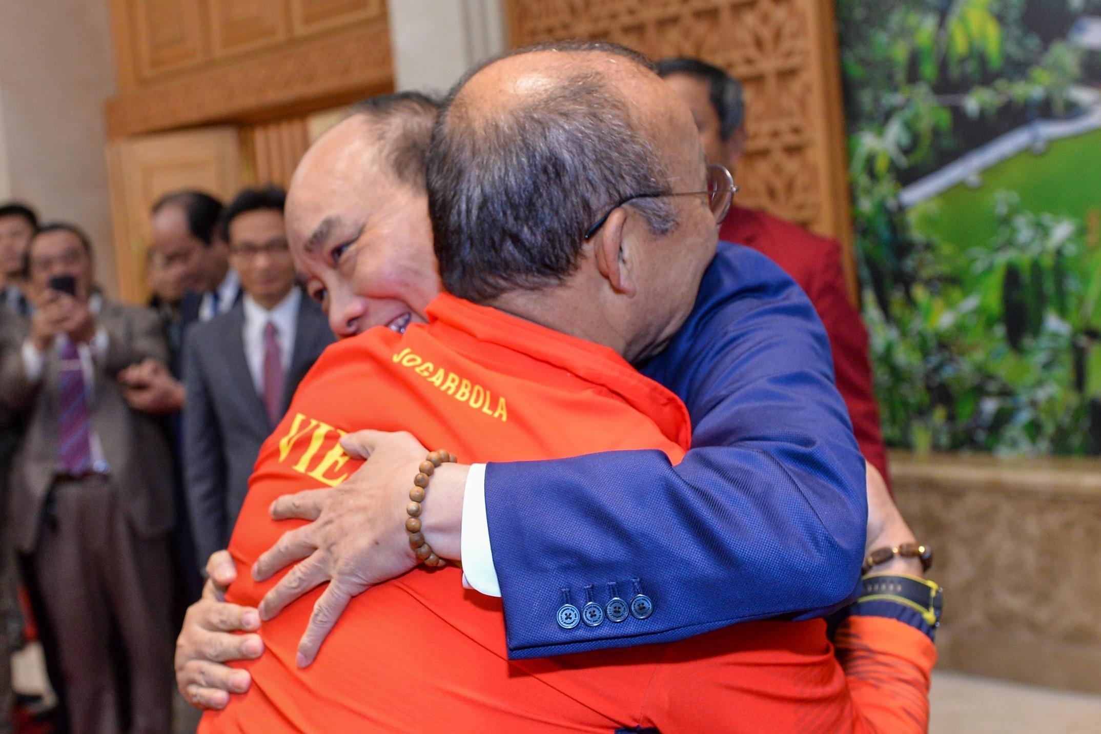 U22 Viet Nam nhan xe may, tien thuong ngay ve nuoc hinh anh