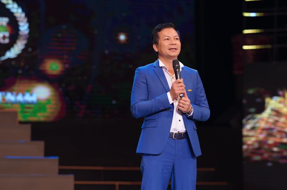 Bi to rot tien vao cong ty da cap,  Shark Hung noi da thoai von anh 1