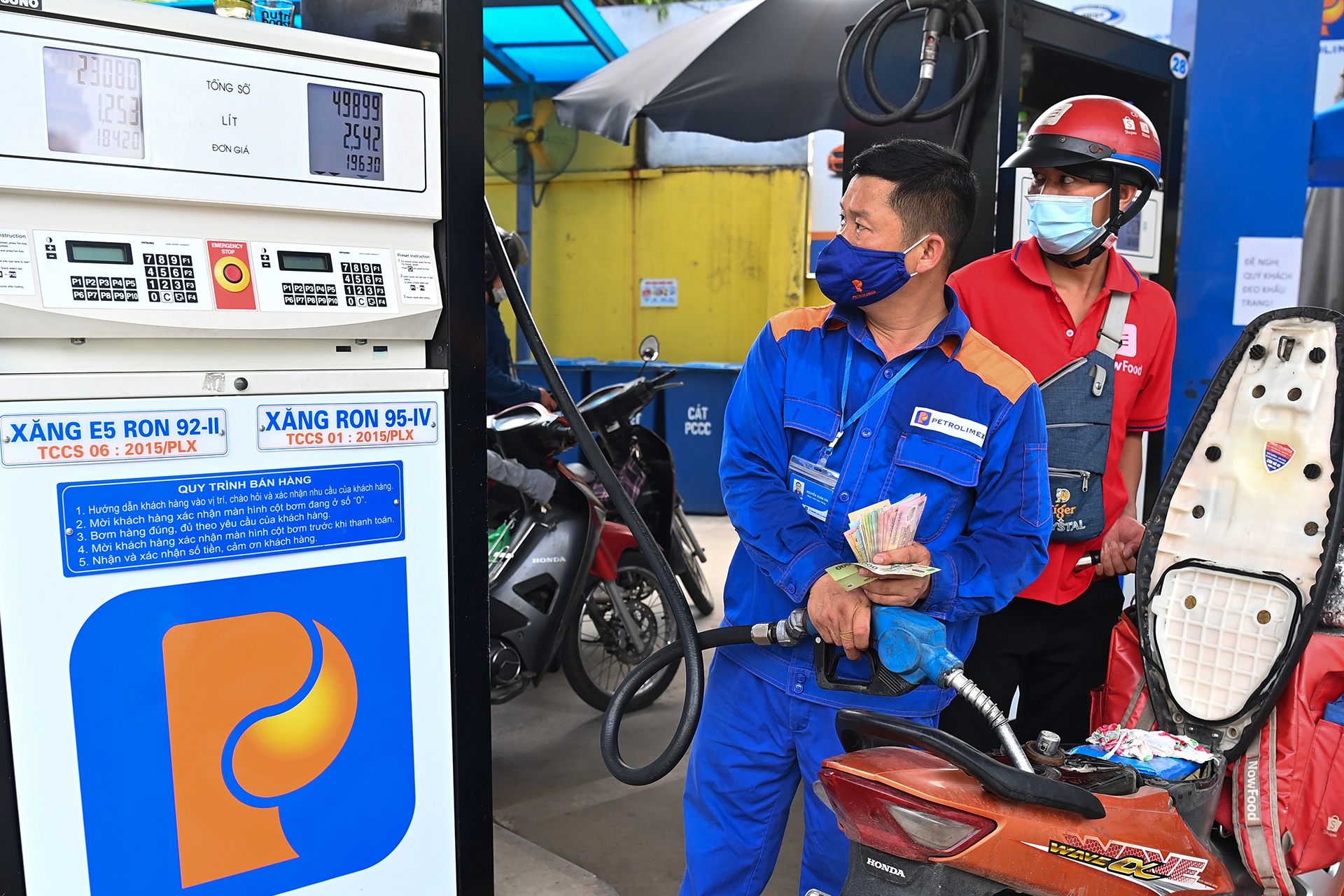 ‘Ha nhiet’ gia xang trong nuoc the nao? hinh anh