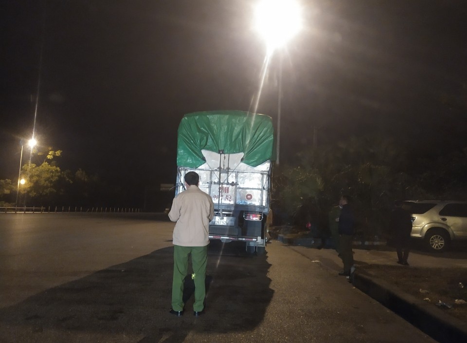 Xe tai thay bien so cho 30 tan banh keo lau vao thu do hinh anh