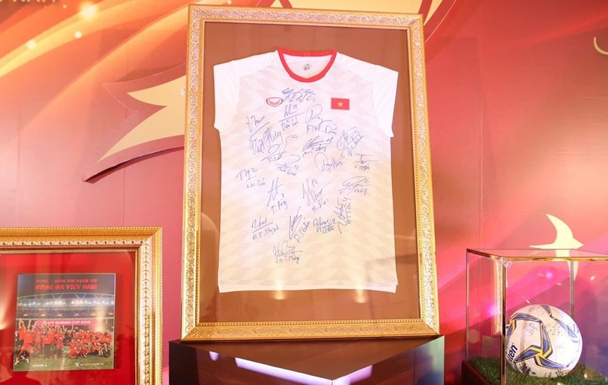 Ao co chu ky thanh vien tuyen Viet Nam duoc ban dau gia 1 ty dong hinh anh