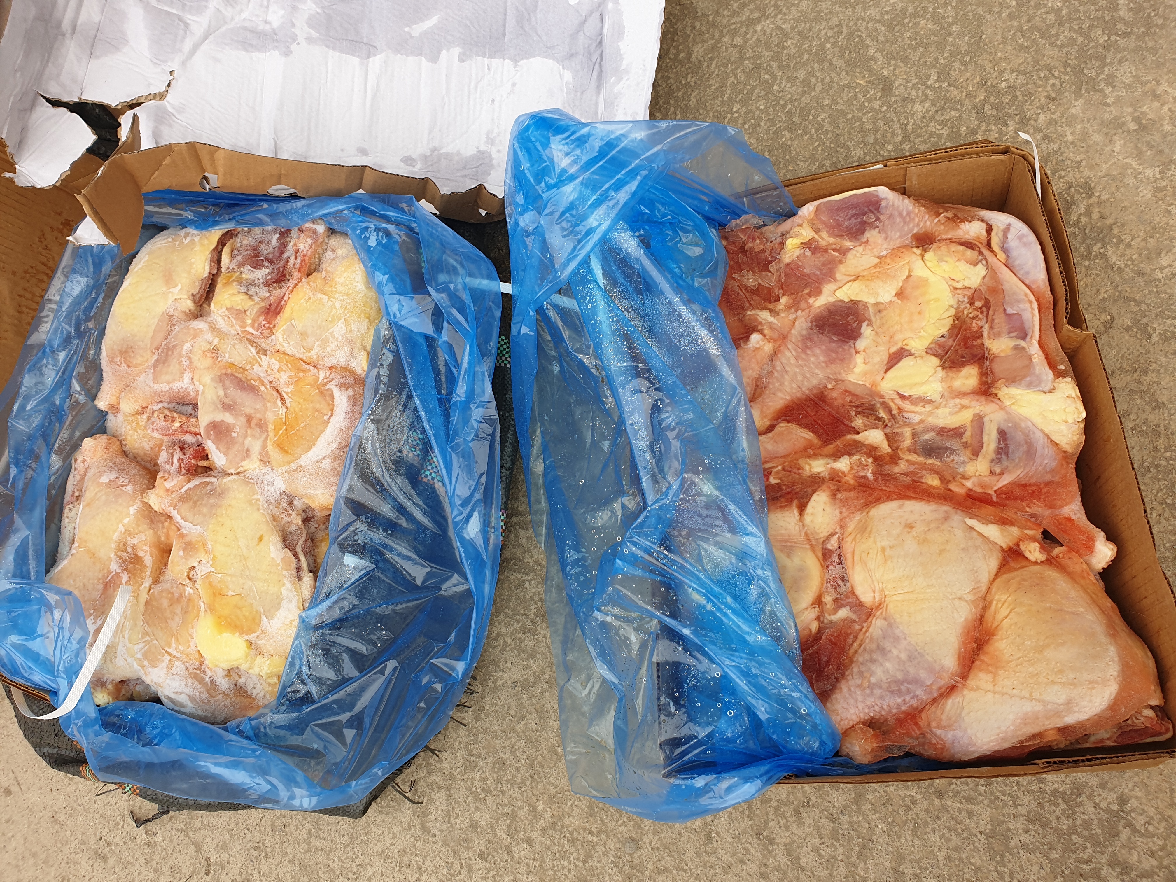 Lai xe cho thit lon lau dung trong thung carton hinh anh