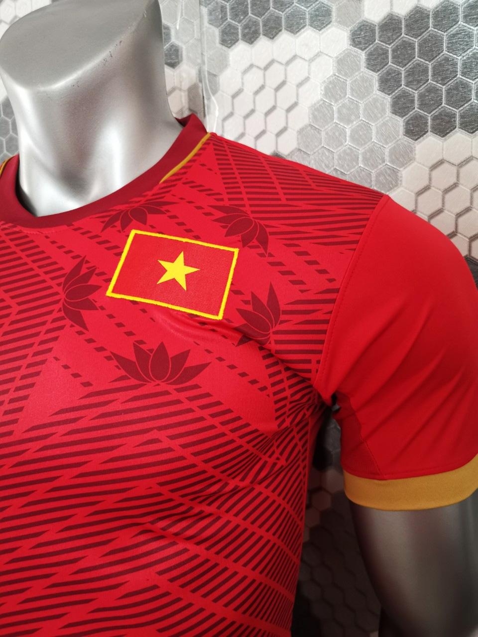 Ao dau Viet Nam nhai ban 30.000 dong/bo truoc tran voi U23 UAE anh 2