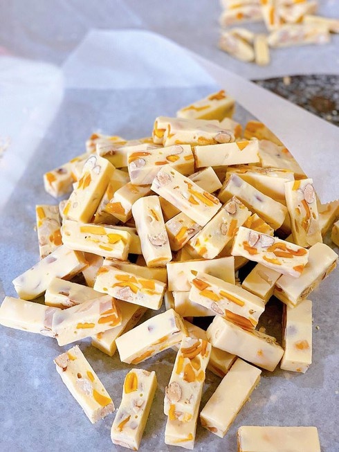 Chi em thi nhau nau keo hanh phuc tai nha dai khach ngay Tet anh 2