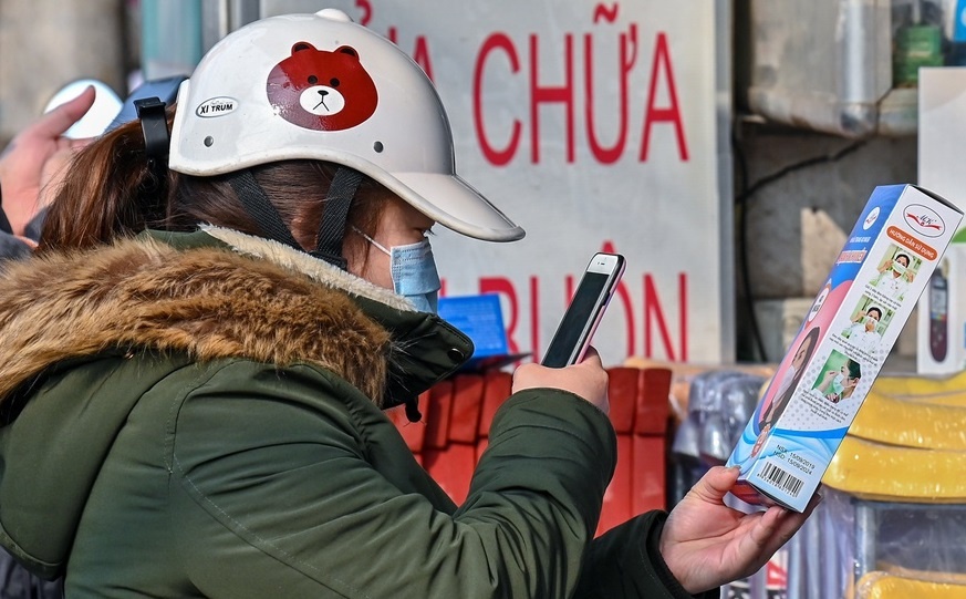 Tam giu gan 330.000 khau trang co dau hieu vi pham ve gia hinh anh