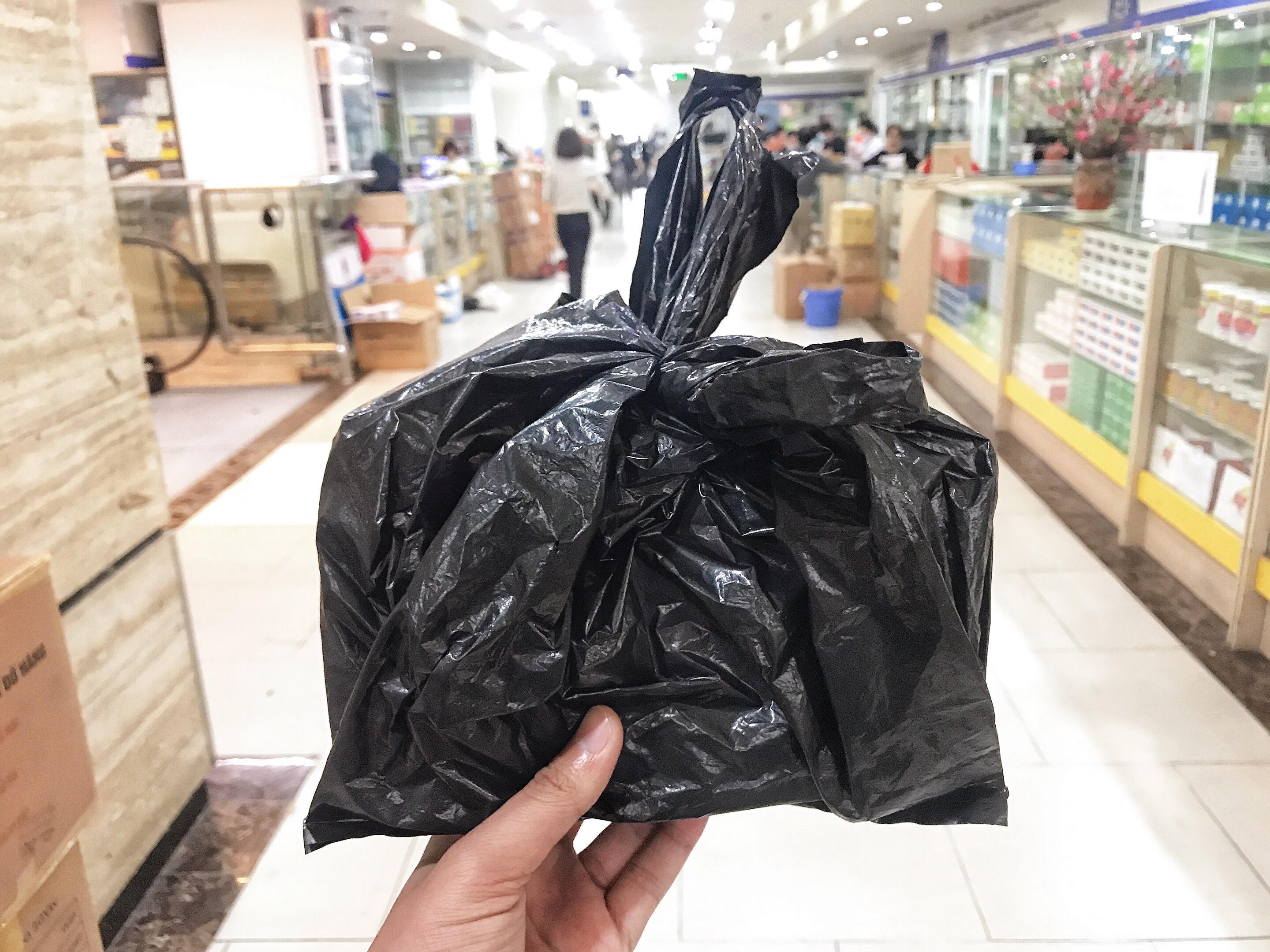 Toi di mua khau trang o cho thuoc Hapulico anh 3