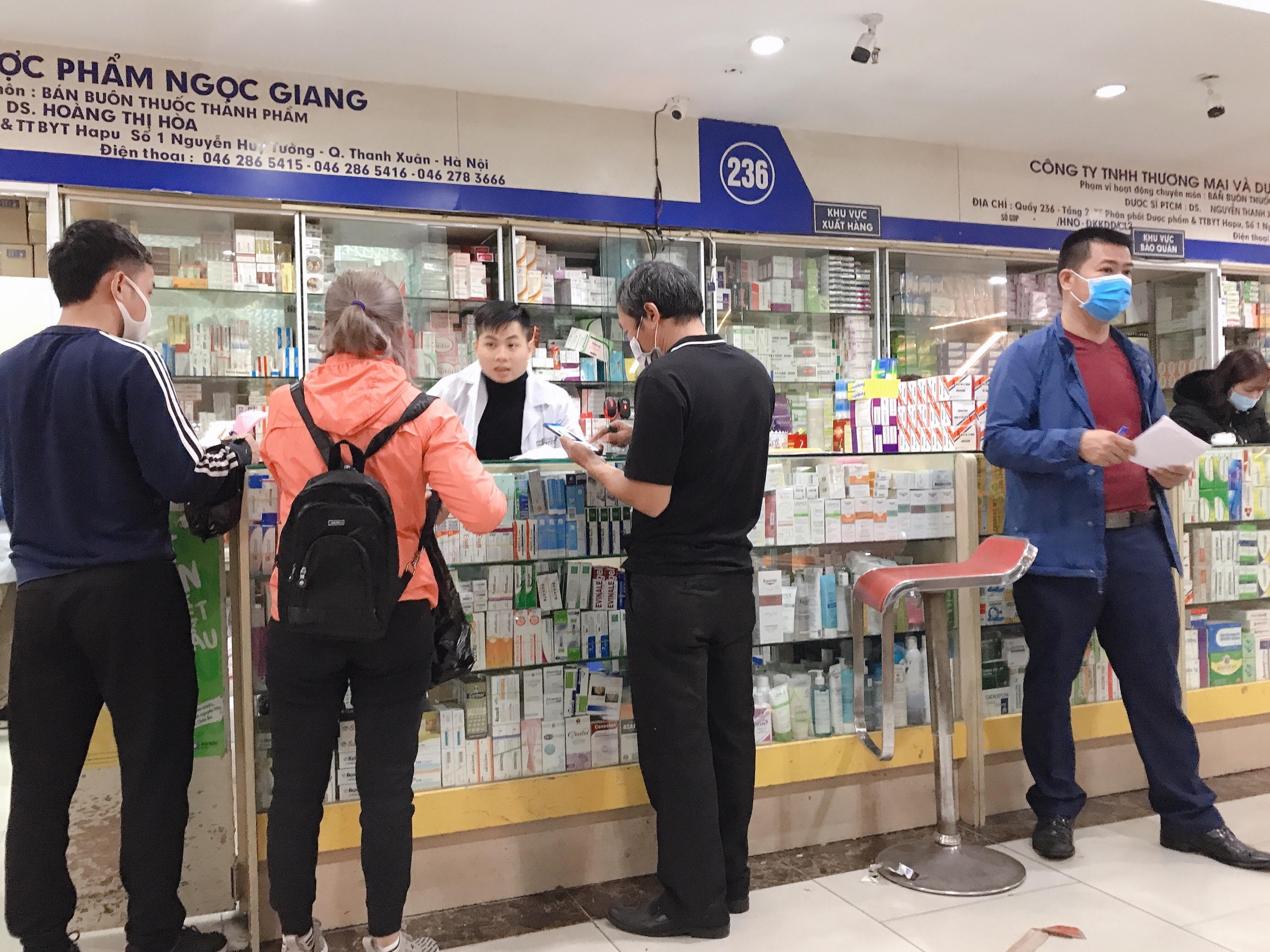 Toi di mua khau trang o cho thuoc Hapulico anh 2