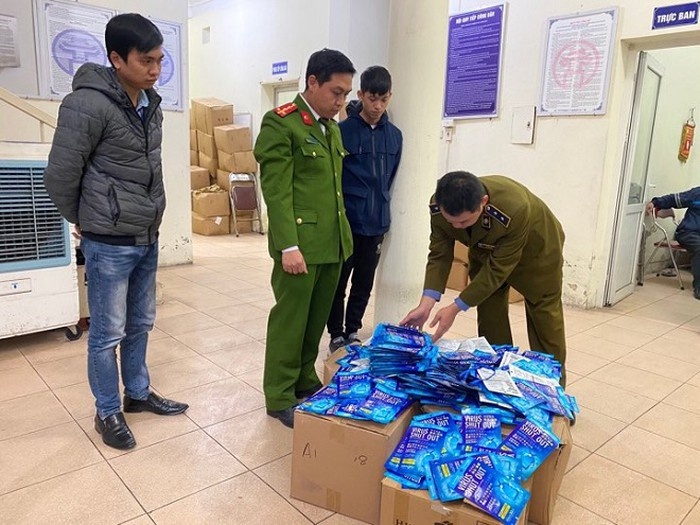 Tam giu 300 ‘the deo diet virus corona’ nhap lau anh 1