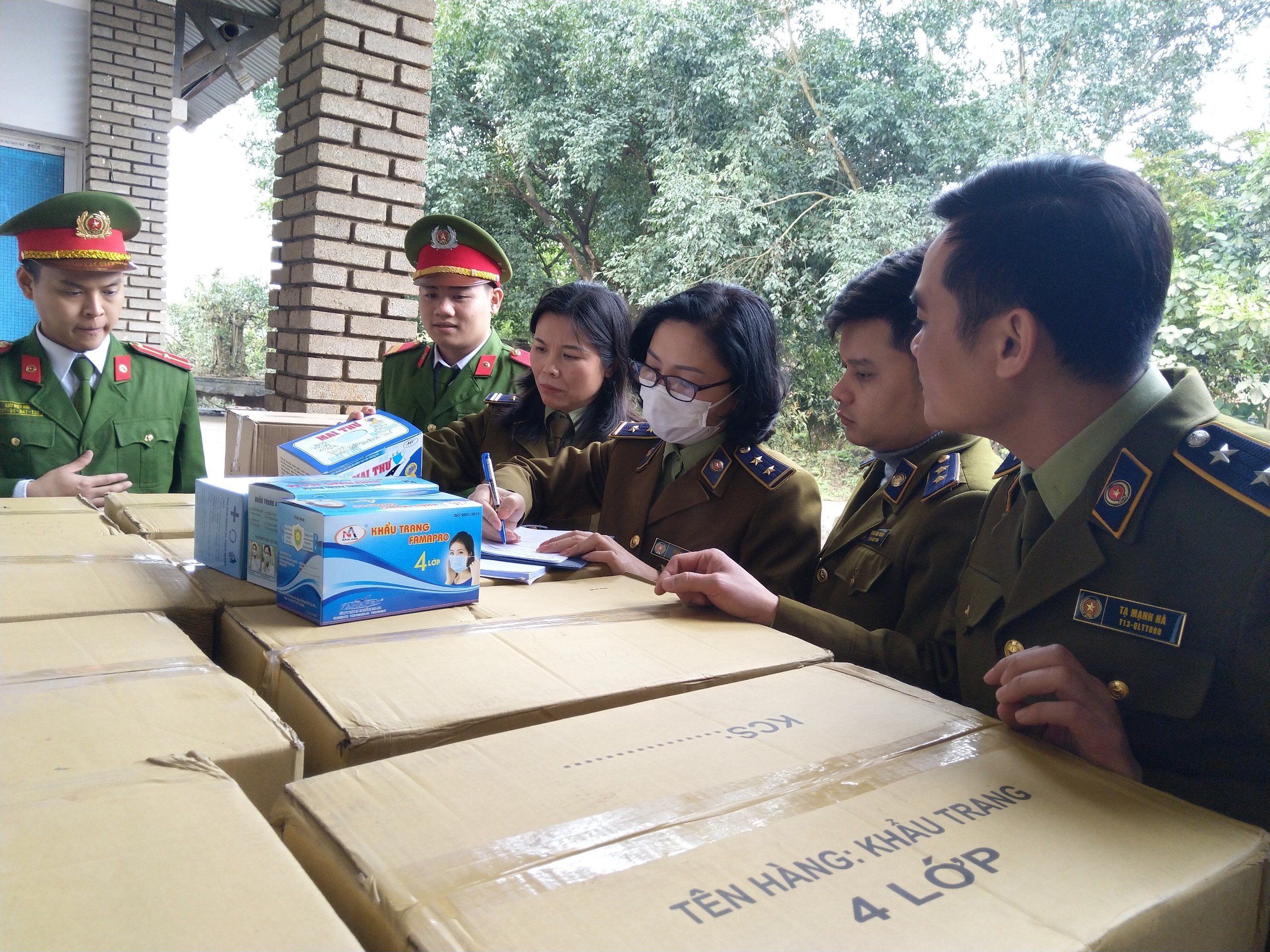 Mot trieu chiec khau trang nhap lau giau trong container anh 1