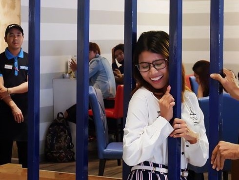 Cua hang tai Myanmar giam gia tra sua theo ‘size’ khach hang hinh anh