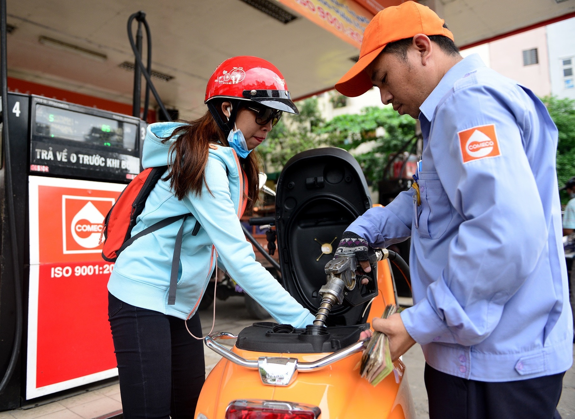 Gia xang se tang tro lai vao ngay mai? hinh anh