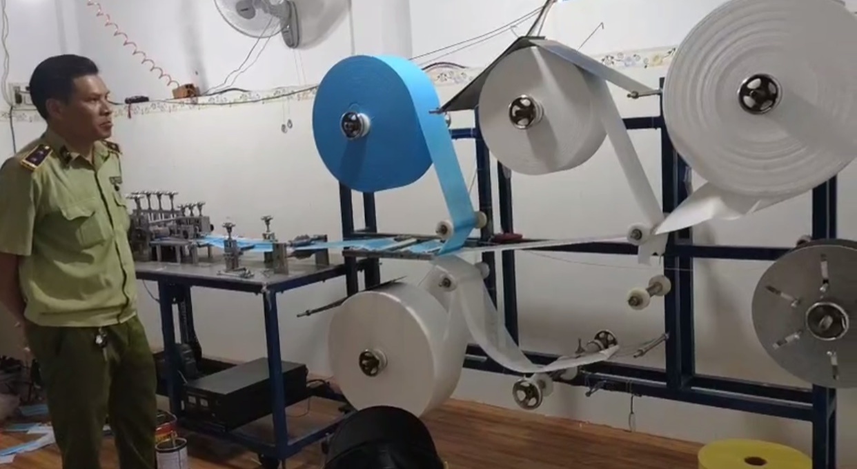 32.500 chiec khau trang ‘khong phep’ suyt duoc tuon ra thi truong hinh anh