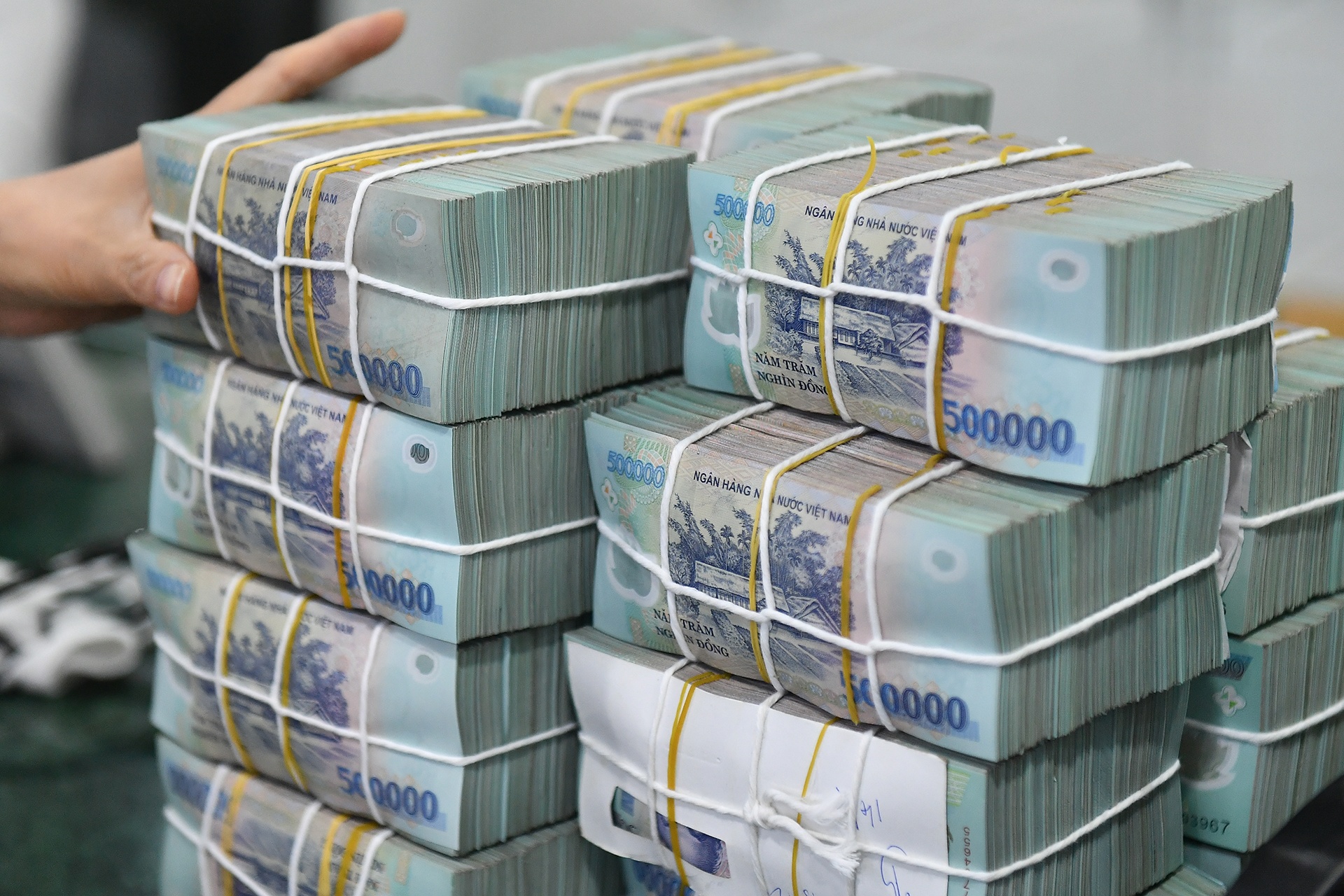 Mot ca nhan chi 380 ty gom co phieu cong ty chung khoan hinh anh