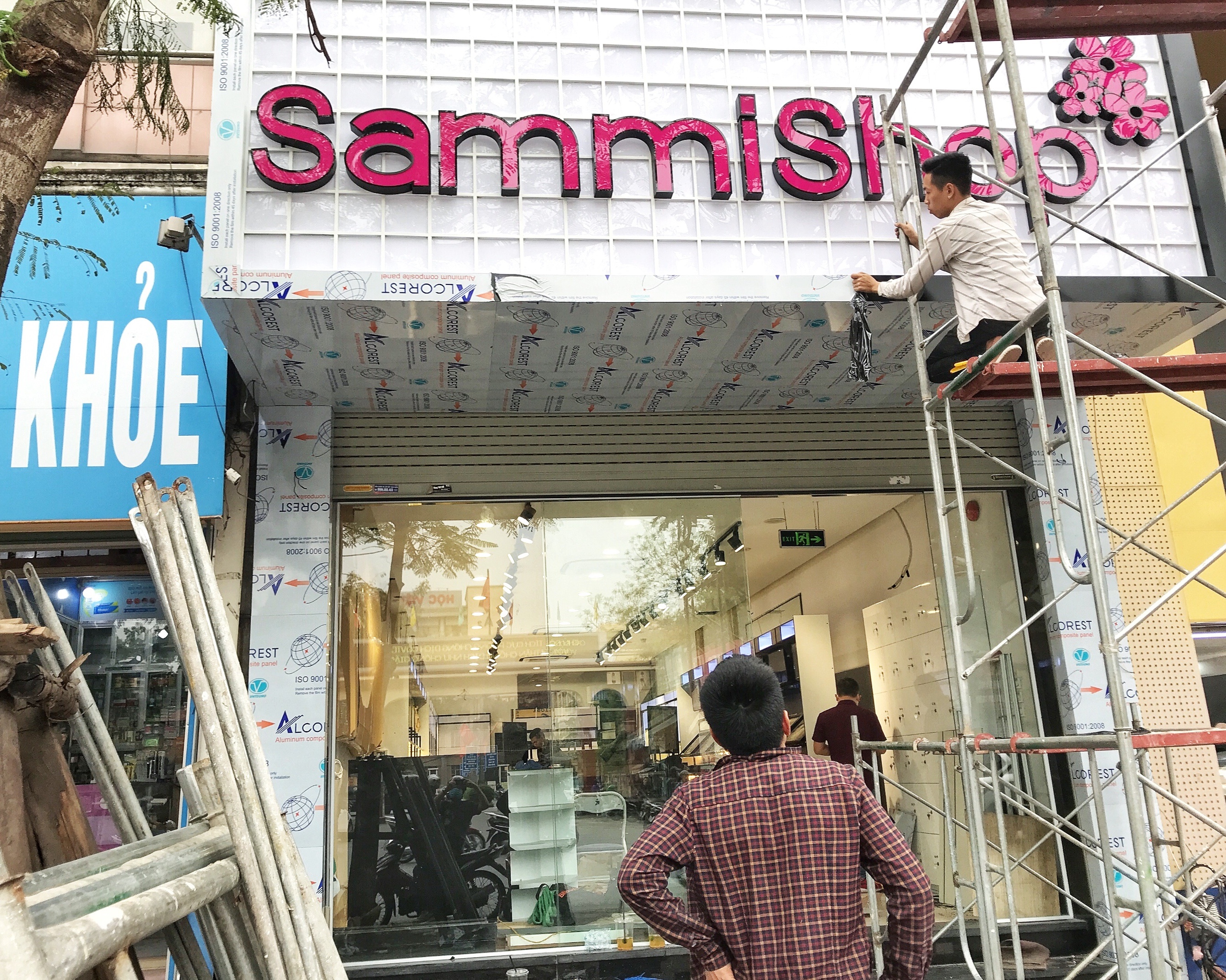 Nguoi di, ke den thue mat bang o Chua Boc hinh anh