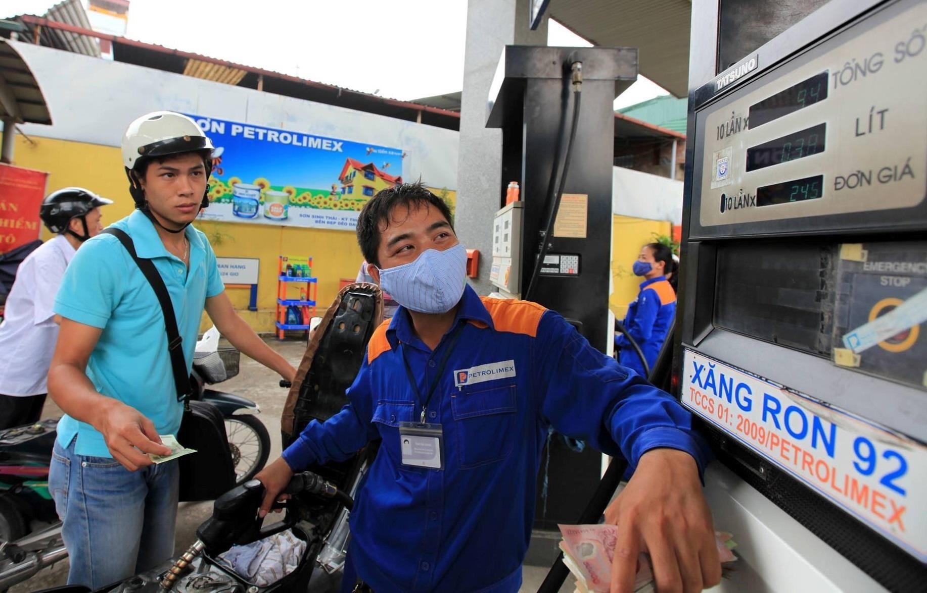 Cay xang lo khi gia xang giam xuong duoi 12.000 dong/lit? anh 1