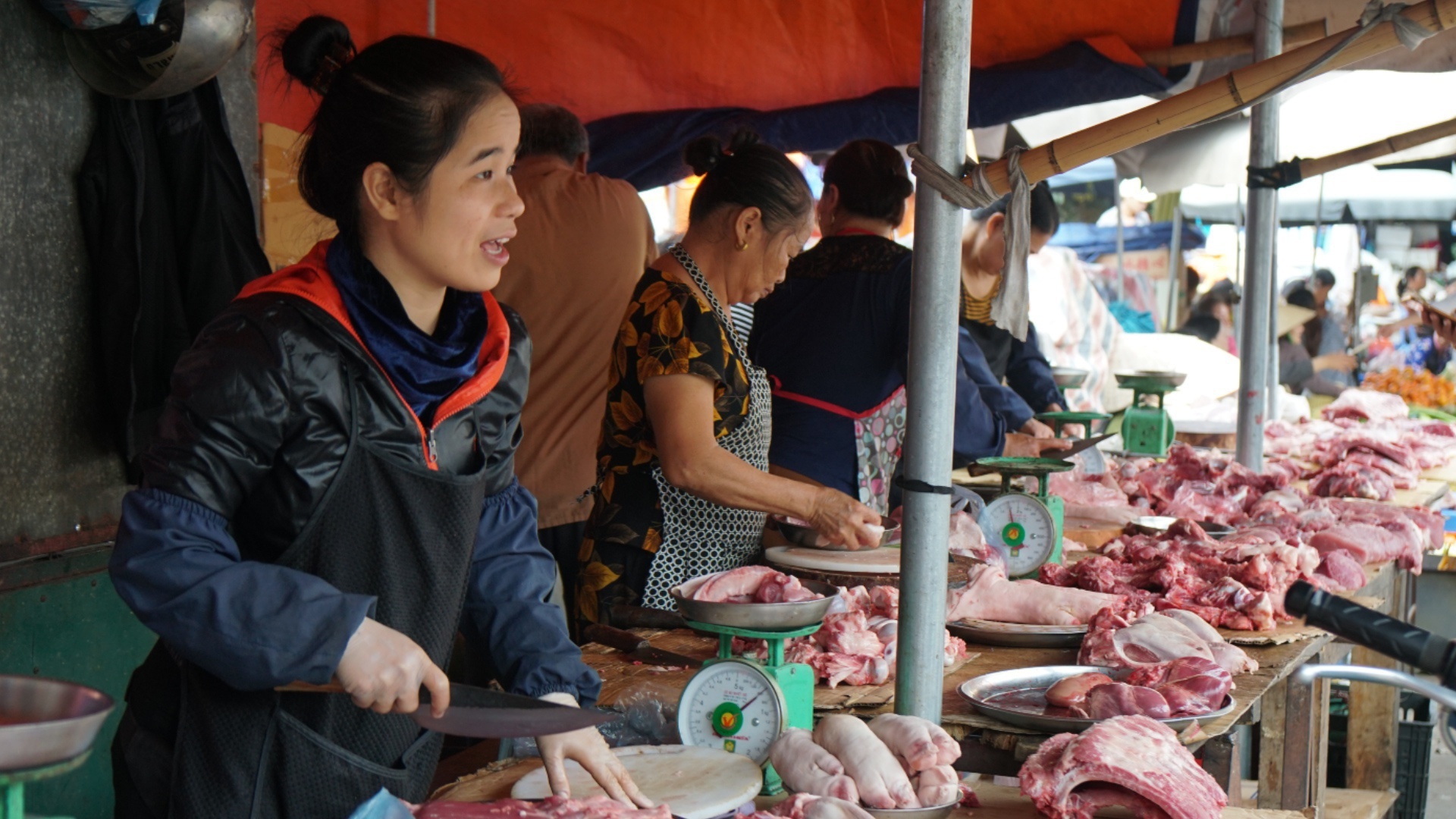 Vi sao lon hoi xuong 70.000 dong/kg, gia thit ban ra van cao? hinh anh