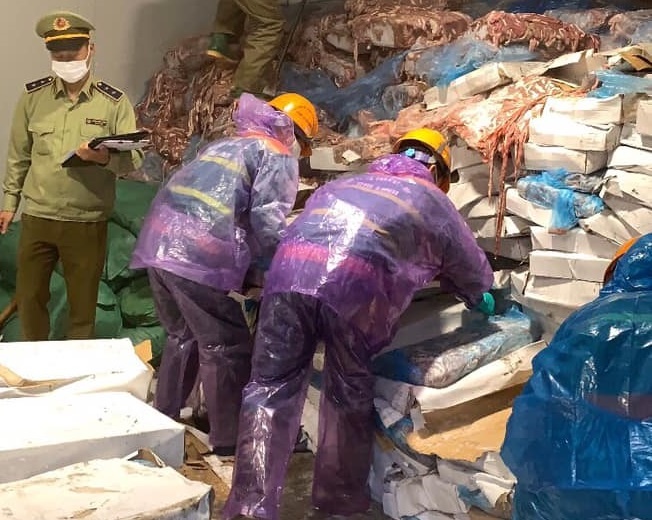 Phat hien 72 tan long lon boc mui cho dem di tieu thu hinh anh