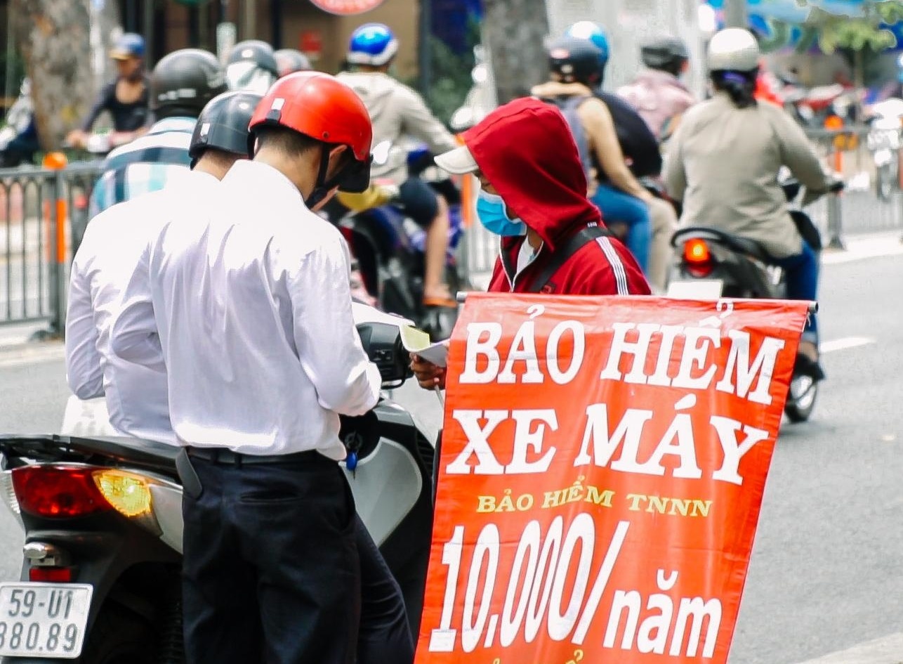 Co mua duoc bao hiem xe may gia 10.000 dong tren via he? hinh anh