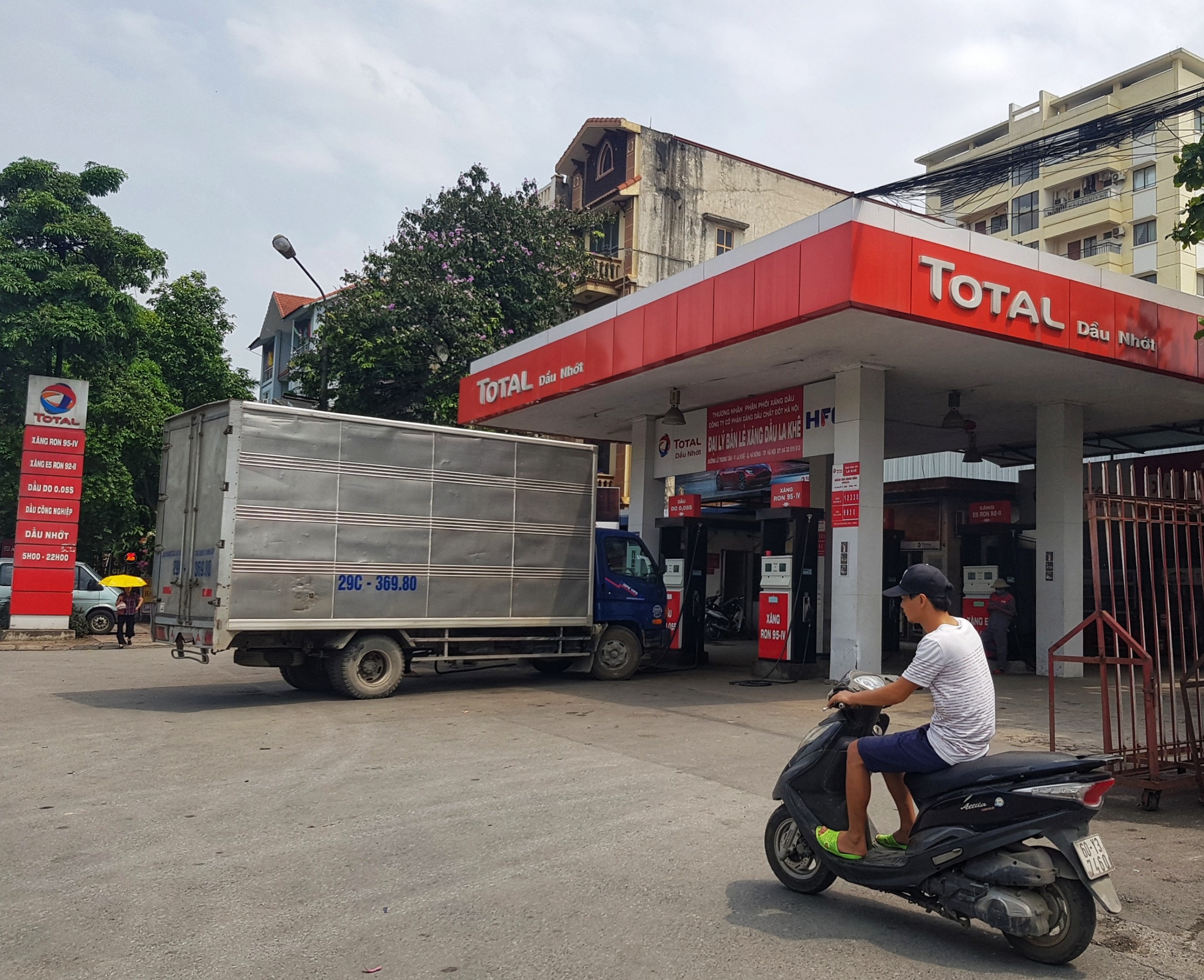 Cây xăng treo biển ‘hết xăng’ đồng loạt bán hàng trở lại ảnh 1 Cay xang treo bien ‘het xang’ dong loat ban hang tro lai anh 1