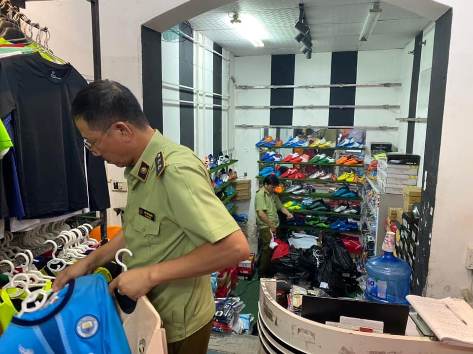 Aobongda.net ban ao dau Man United nhai 30.000 dong/bo anh 1