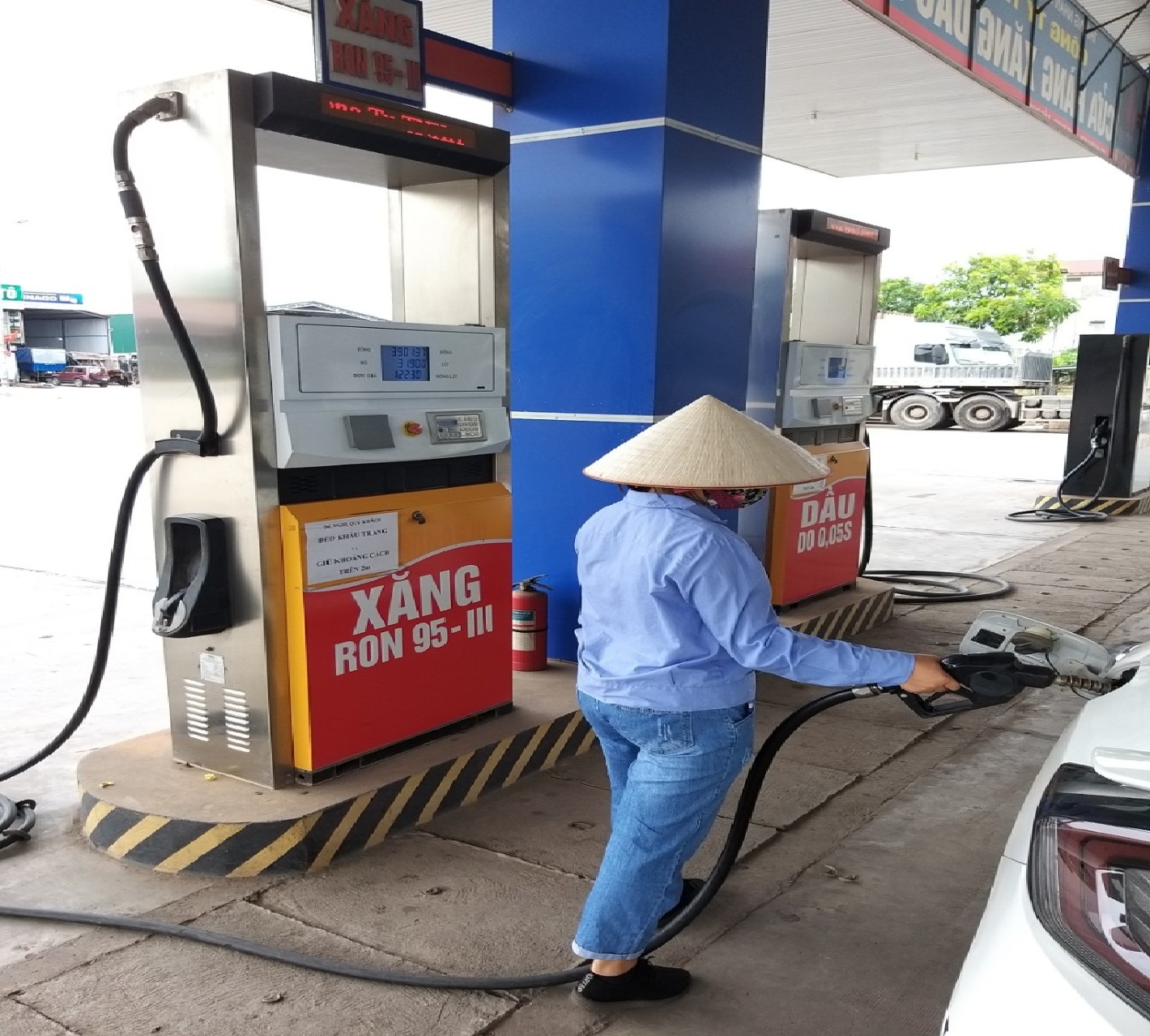 Mot cay xang nhap hang troi noi bi phat nang anh 1