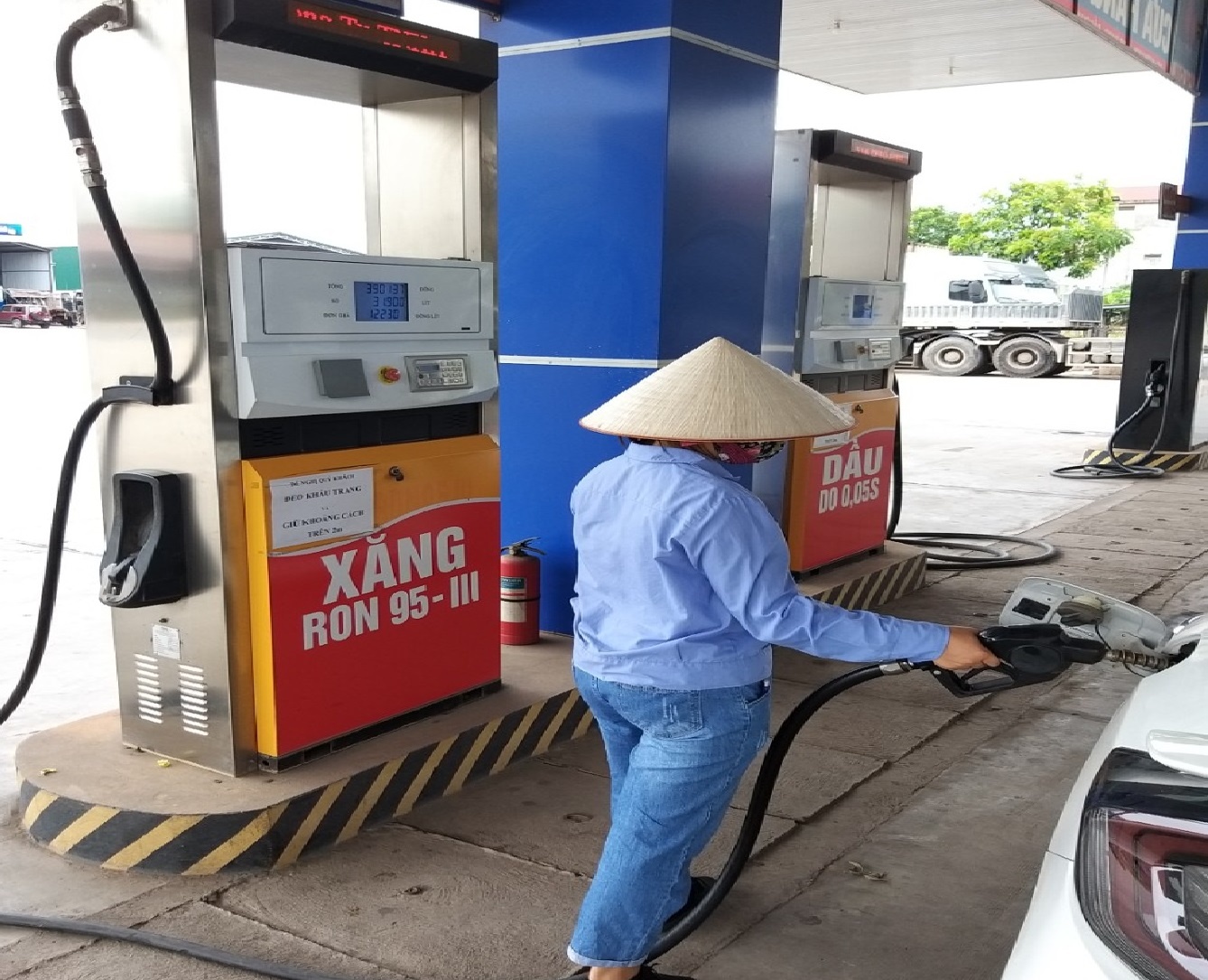 Mot cay xang nhap hang troi noi bi phat nang hinh anh