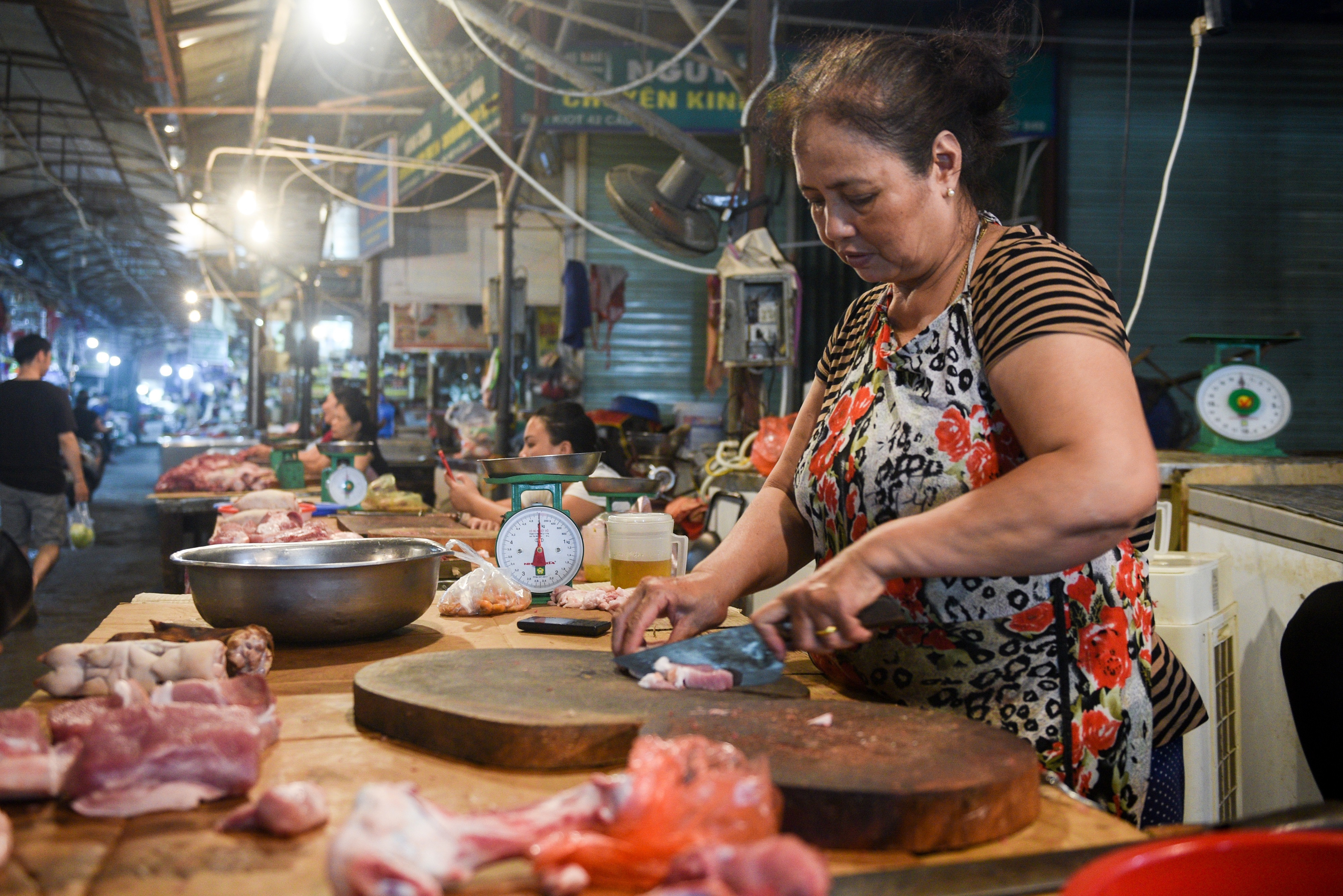 Dai bieu Quoc hoi quy trach nhiem ve gia thit lon cao cho 2 bo hinh anh