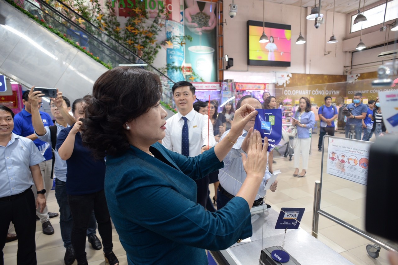 Pho thong doc NHNN di dan nhan 'thanh toan khong tien mat' hinh anh