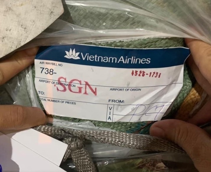 Tam giu lo hang nang hon 4 tan tai san bay Tan Son Nhat hinh anh