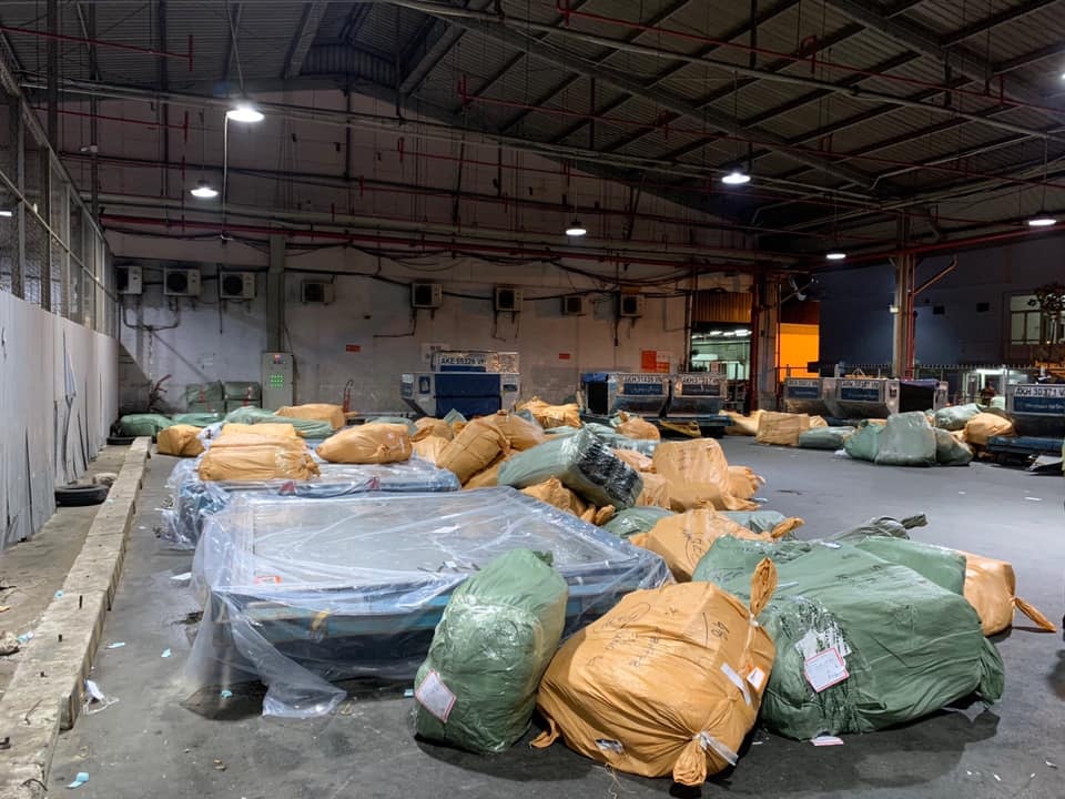 Tam giu lo hang nang hon 4 tan tai san bay Tan Son Nhat anh 1