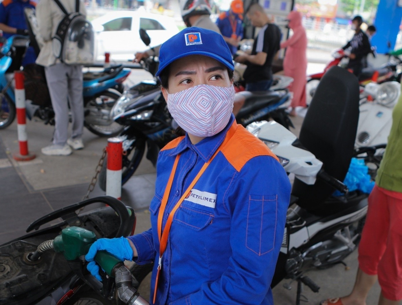 Gia xang tang manh truoc Tet Duong lich? hinh anh