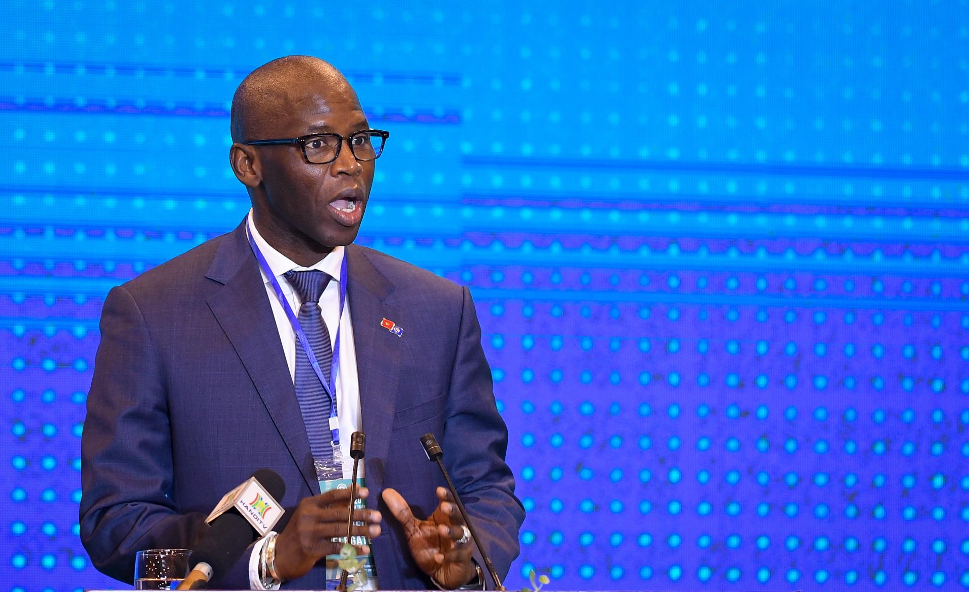 Chuyen gia so sanh Pape Omar o CLB Ha Noi voi thu hut dau tu FDI anh 1