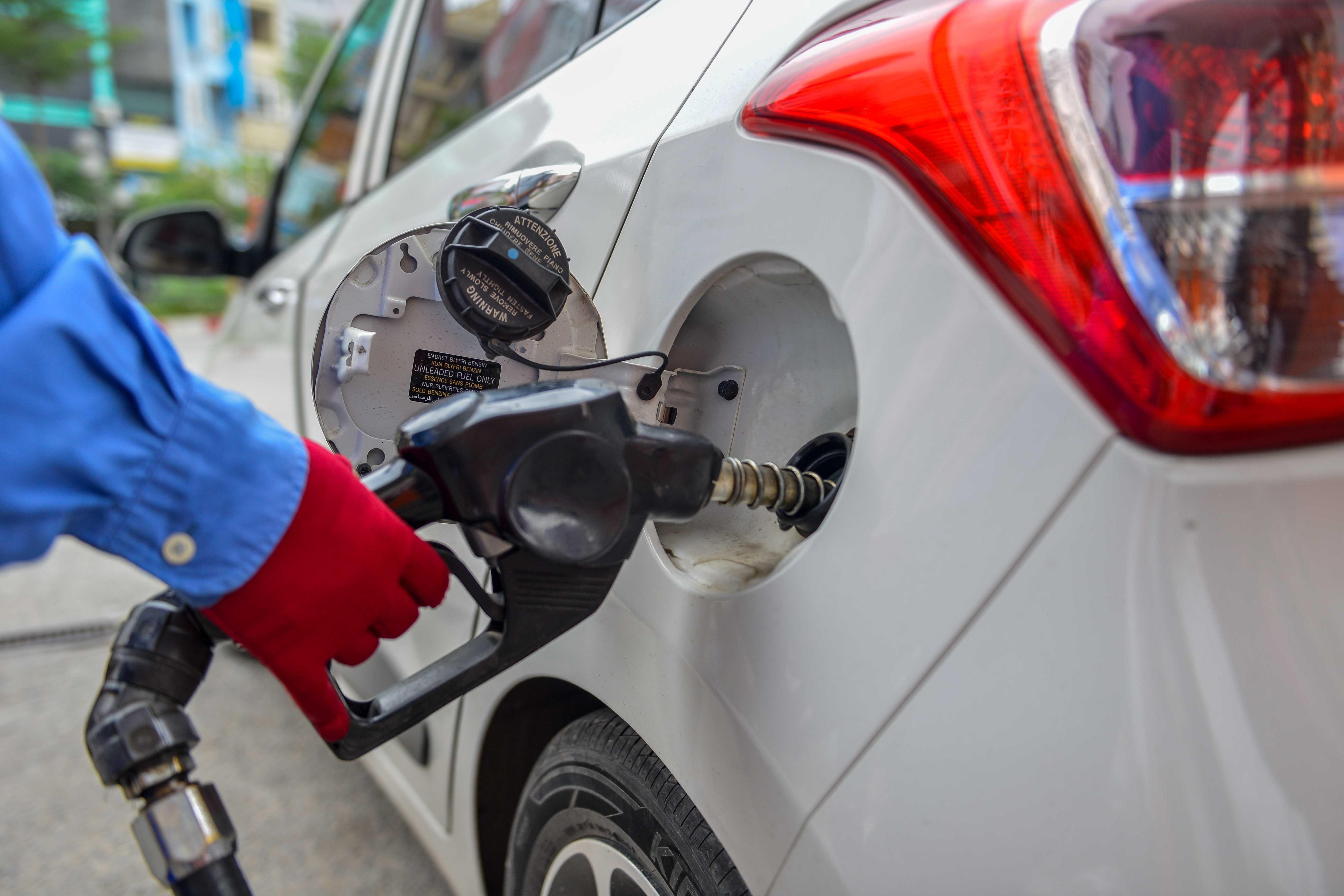 Gia xang tang lan thu 4 lien tiep hinh anh