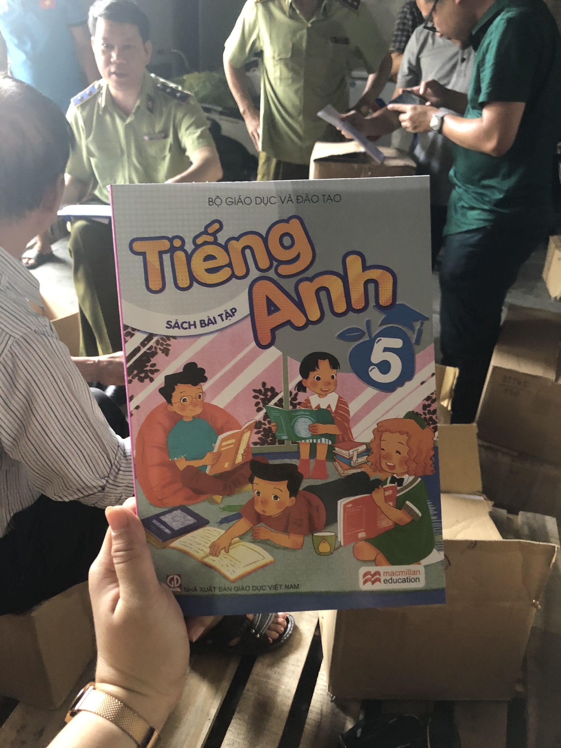 Ha Noi tam giu hon 27.000 cuon sach giao khoa lau anh 1