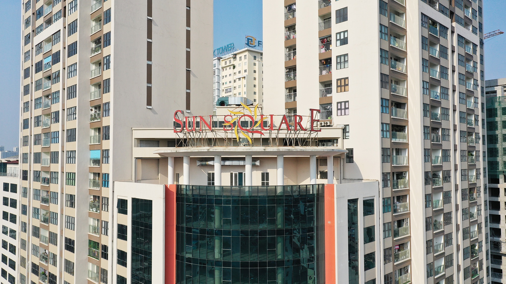 Gia can ho o Ha Noi tang, so luong mua ban giam hinh anh