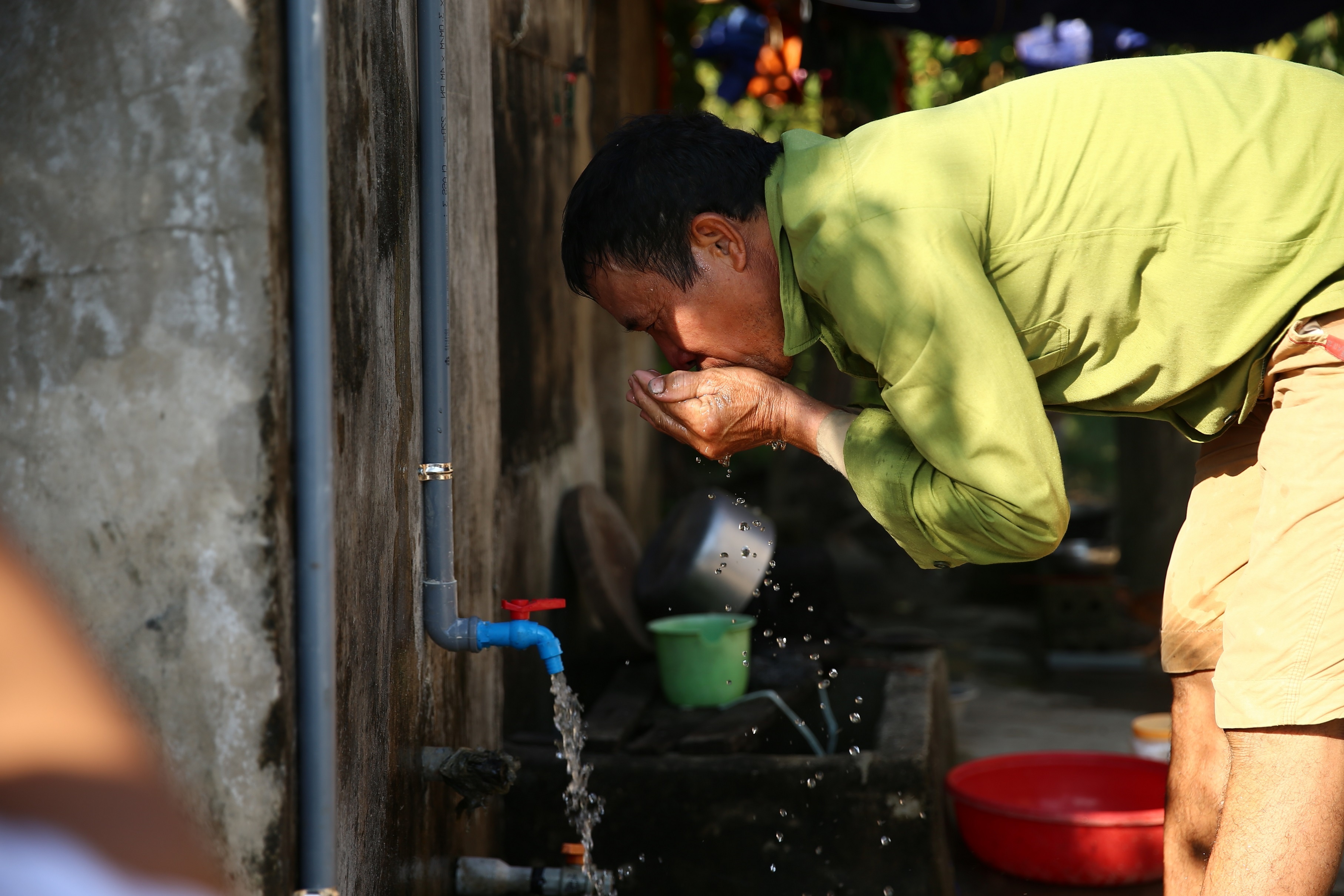 Khan truong xem xet giam gia nuoc sach cho nguoi dan anh 1