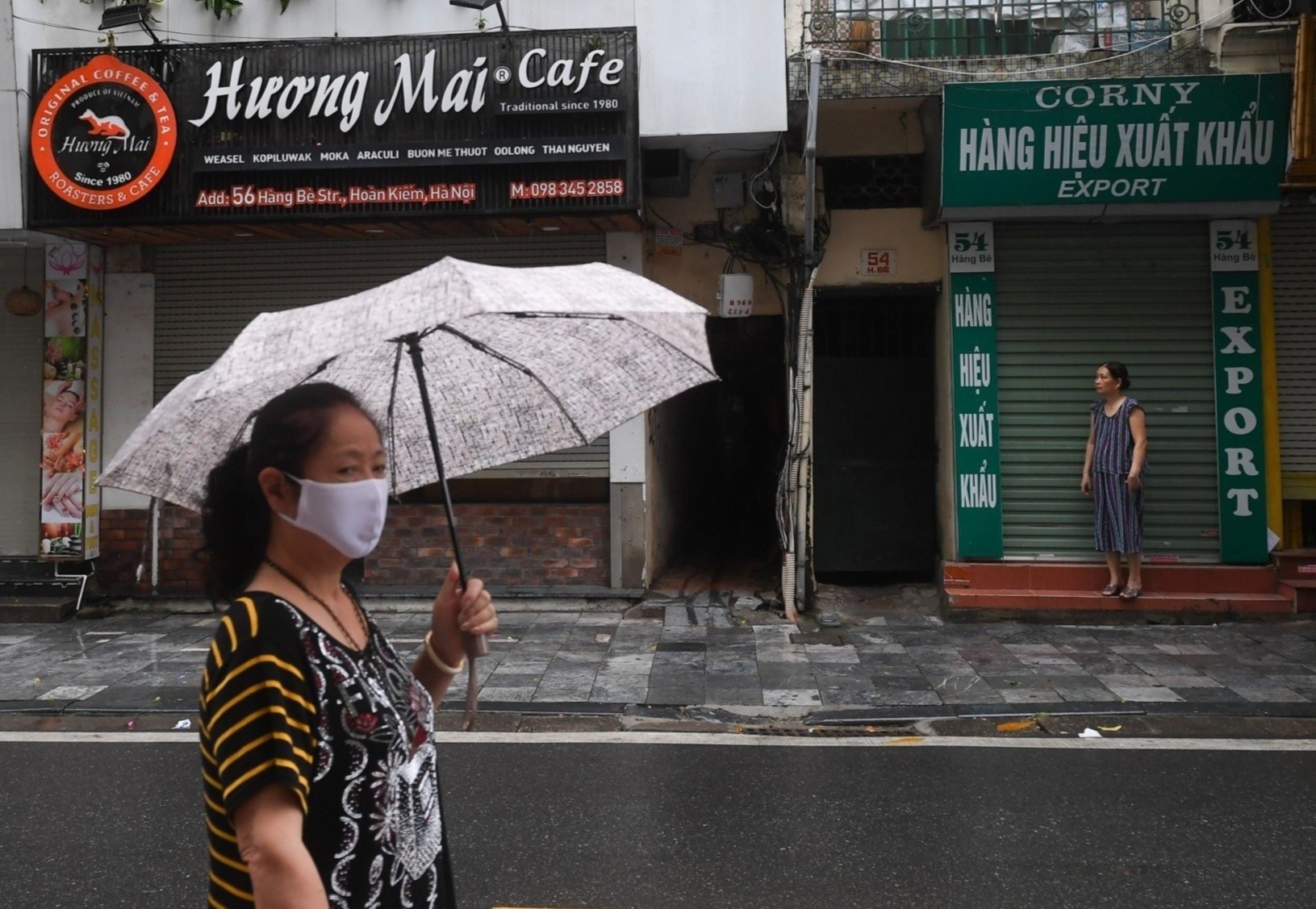 Hang loat cua hang tren pho co Ha Noi e am phai dong cua hinh anh
