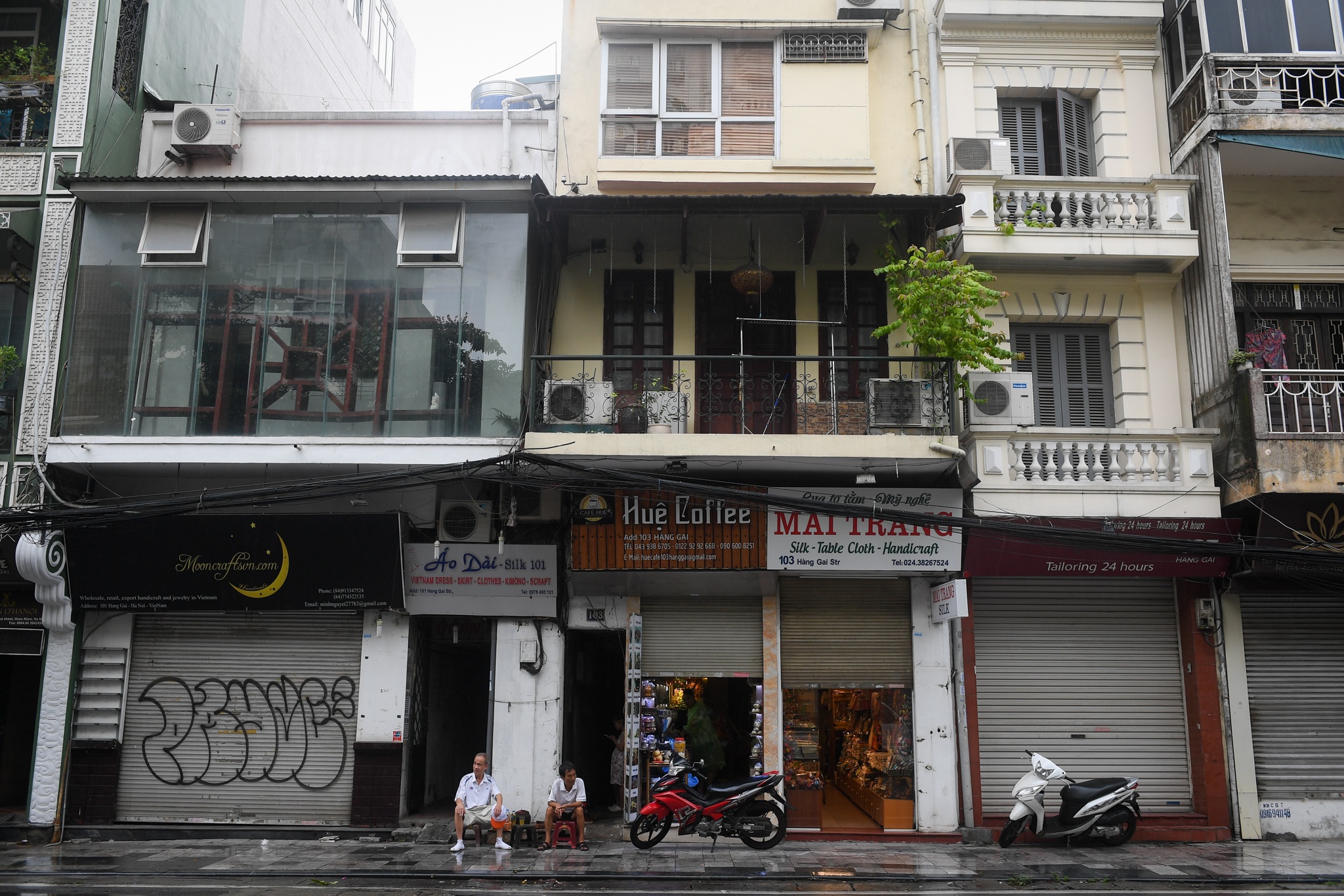 Hang loat cua hang o pho co Ha Noi dong cua anh 1