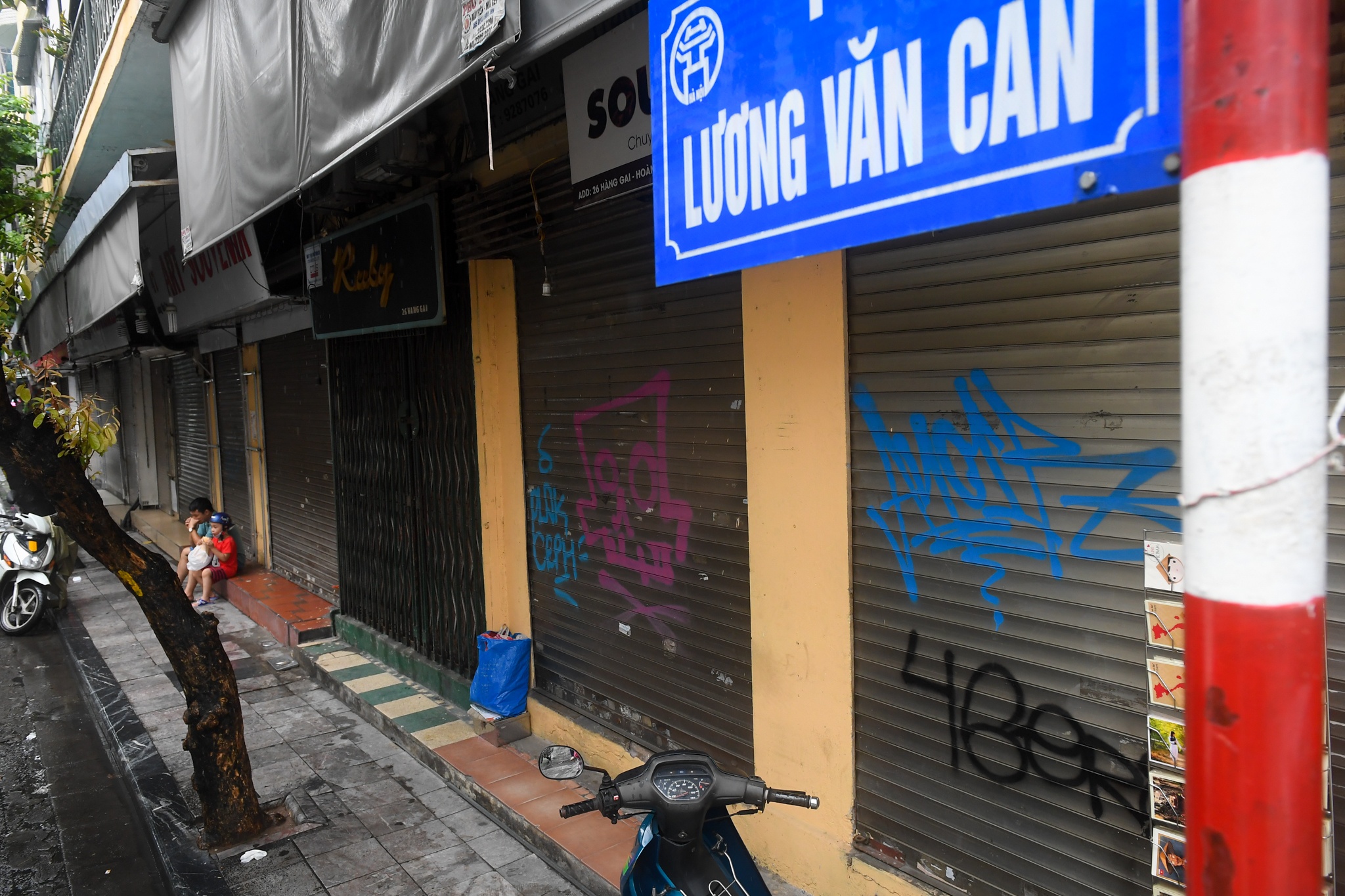 Hang loat cua hang o pho co Ha Noi dong cua anh 7