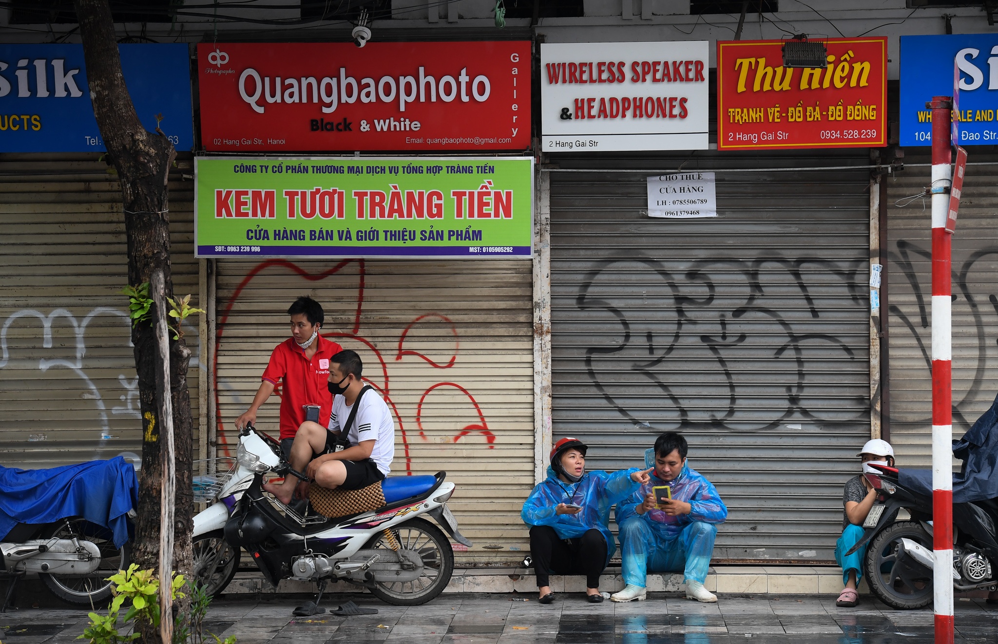 Hang loat cua hang o pho co Ha Noi dong cua anh 4