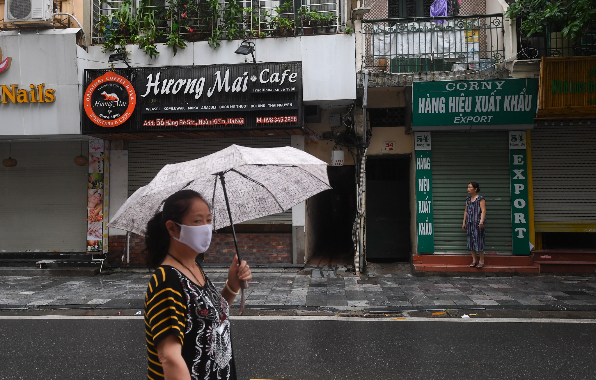 Hang loat cua hang o pho co Ha Noi dong cua anh 8