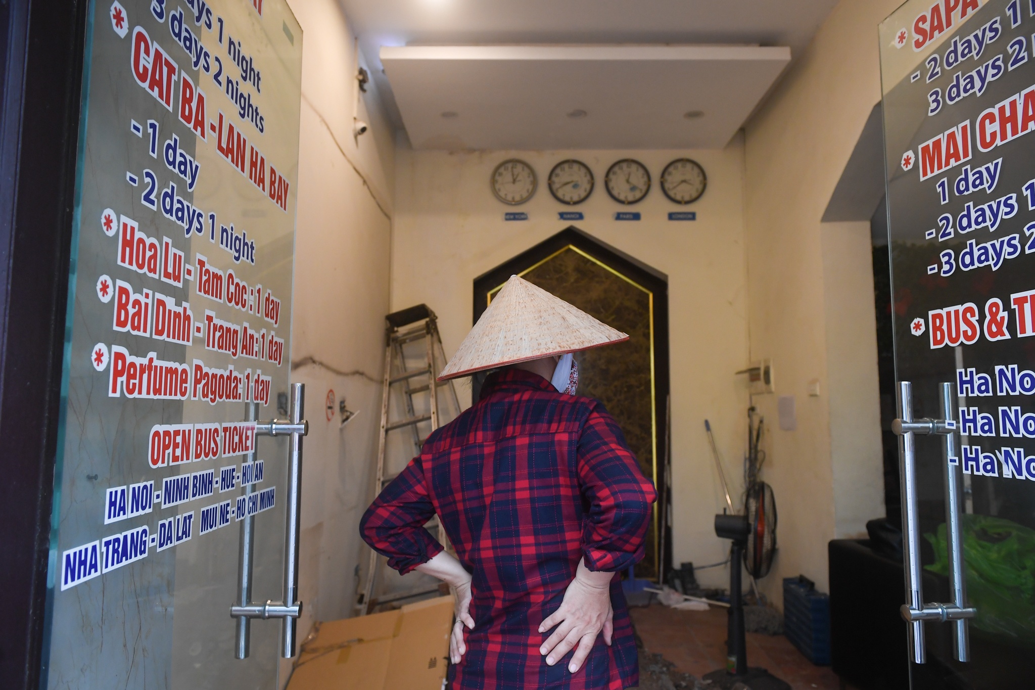 Hang loat cua hang o pho co Ha Noi dong cua anh 10