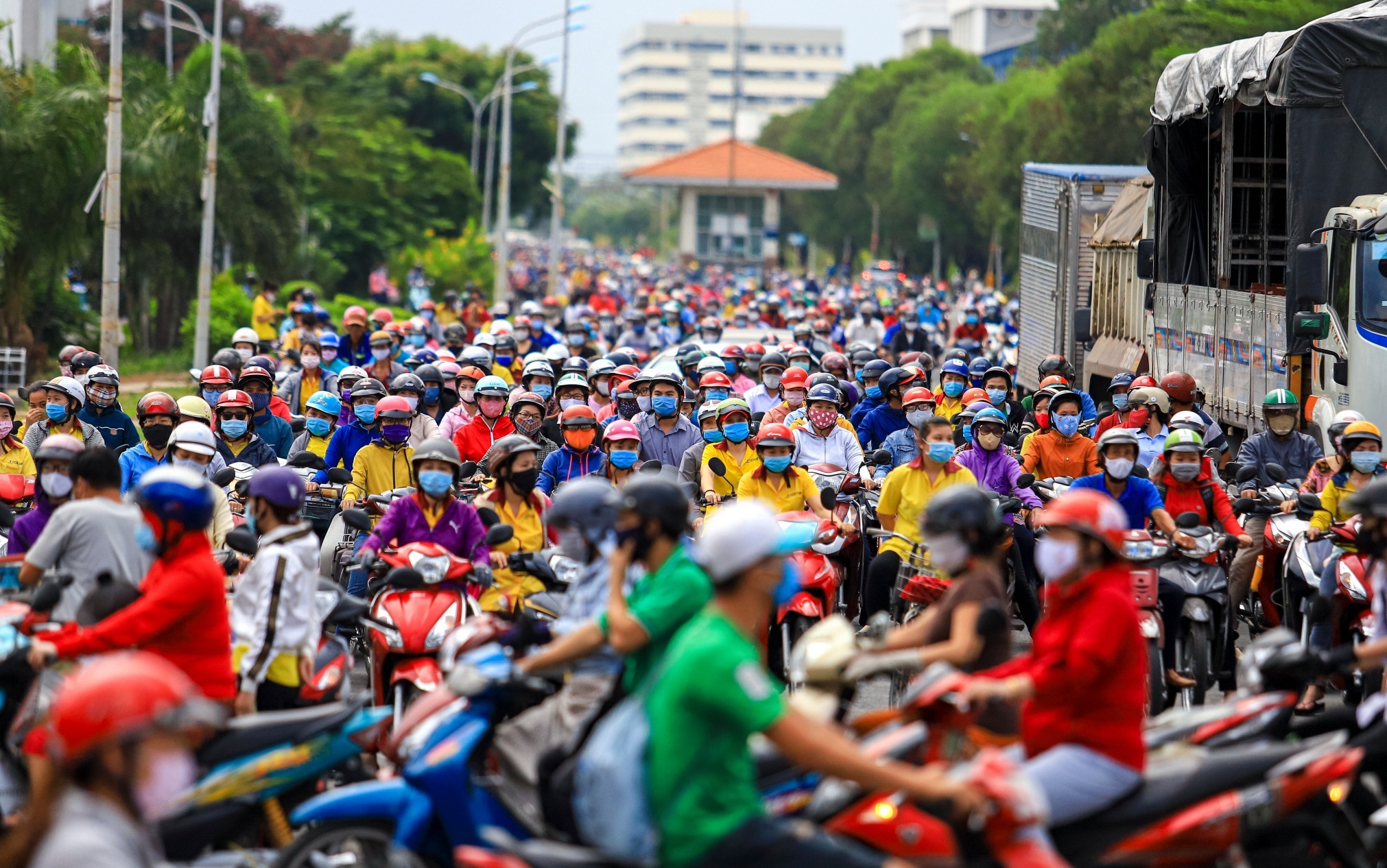 Covid-19 tuoc di viec lam cua 4, 4 trieu nguoi Viet anh 1