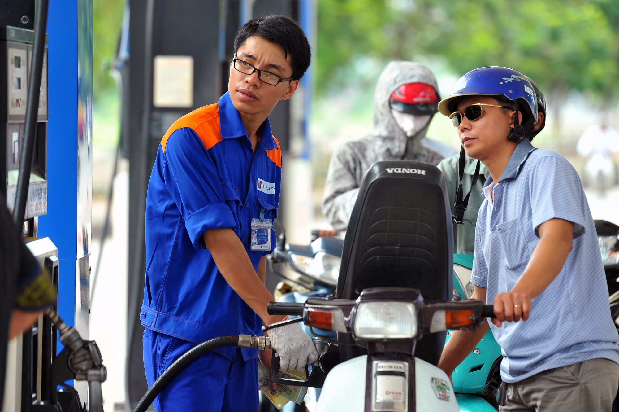 Gia xang tang nhe hinh anh