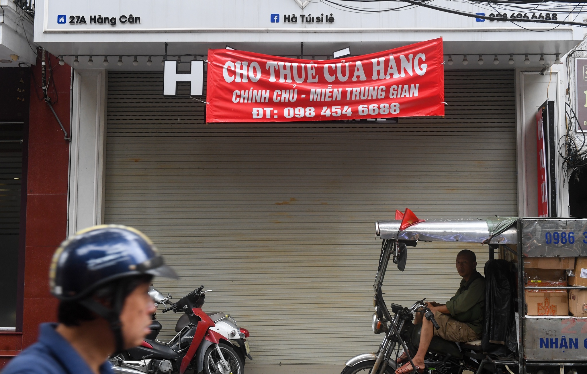 Chu nha pho co Ha Noi lan dau xuong nuoc voi khach thue hinh anh