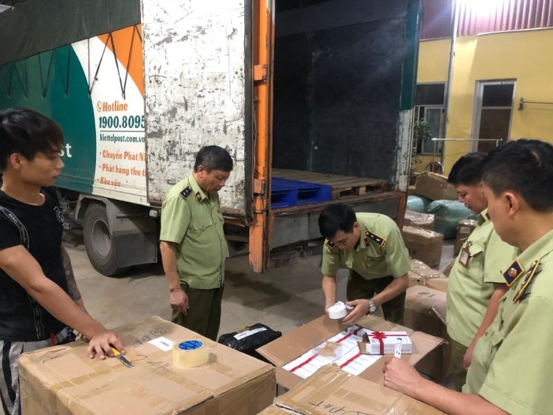 Bat vu van chuyen hang lau qua buu cuc hinh anh