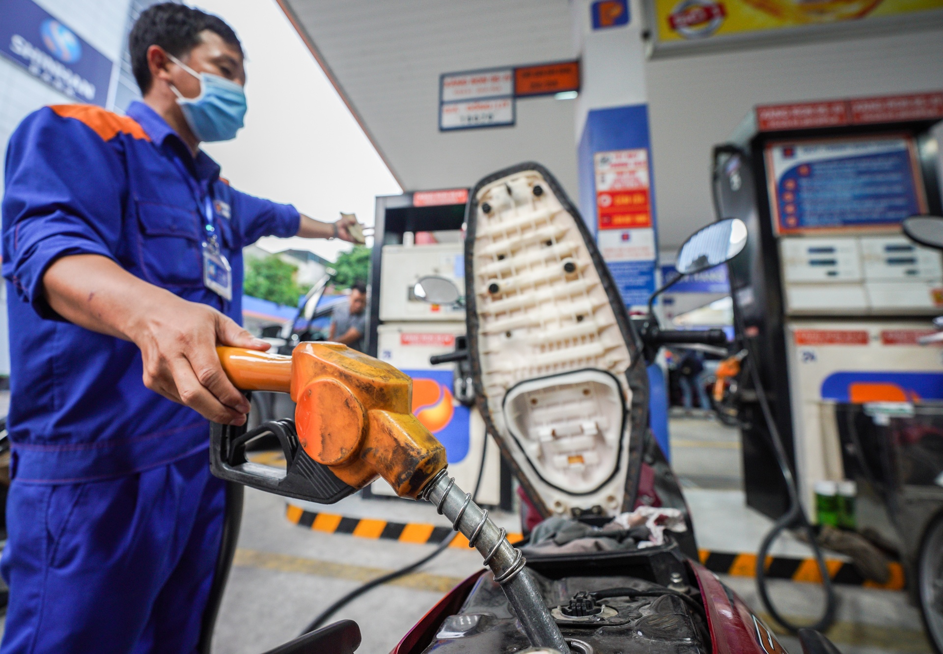 Gia xang RON 92 giam 51 dong/lit hinh anh