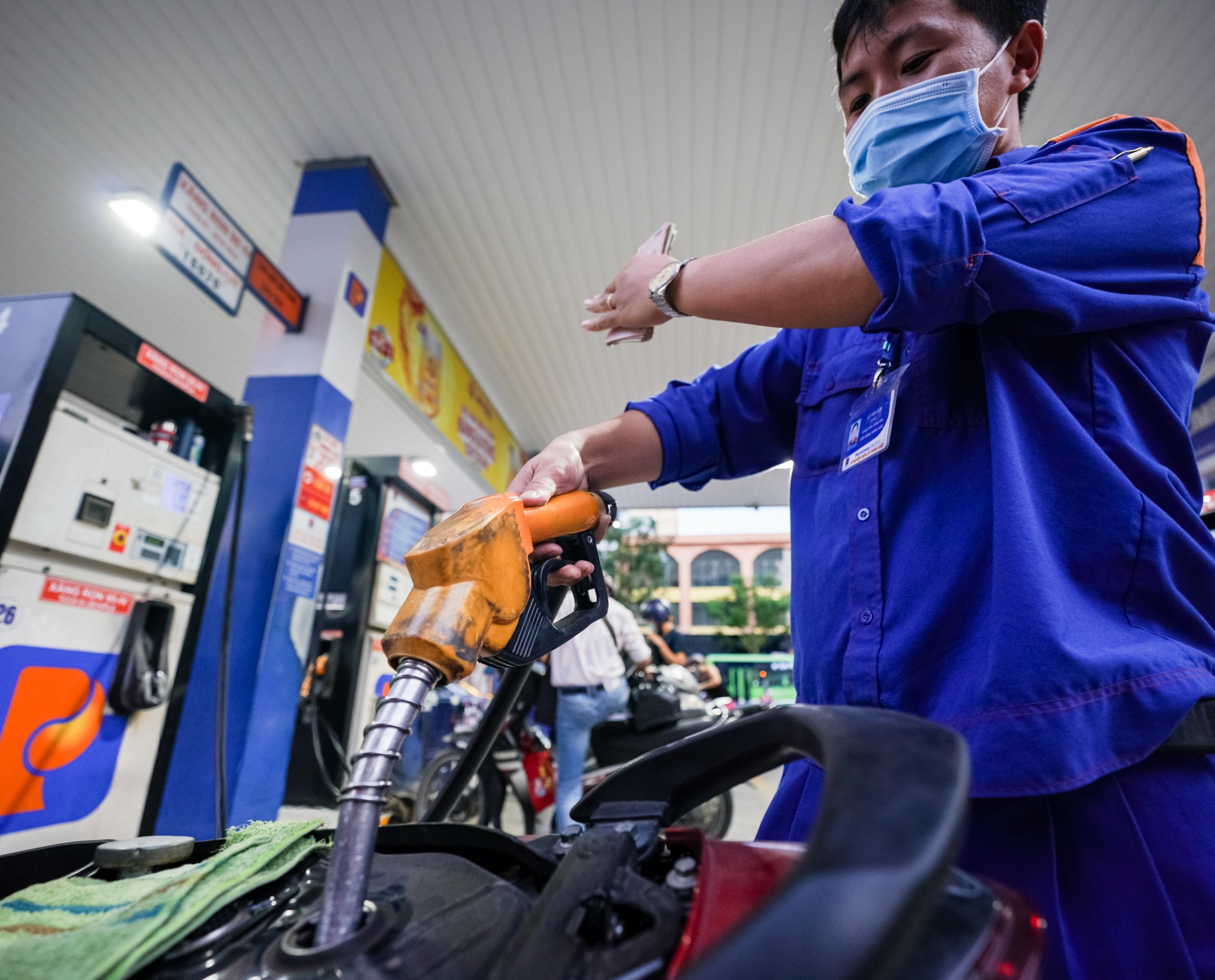 Gia xang tang nhe hinh anh